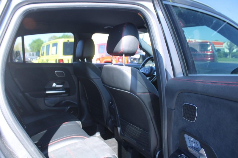 Mercedes-Benz GLA Vehicle Image 12