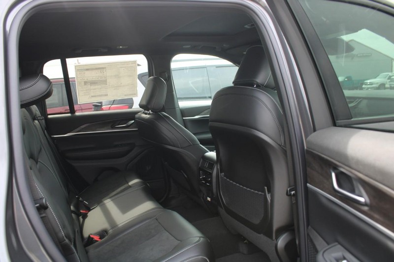 Jeep Grand Cherokee Vehicle Image 04