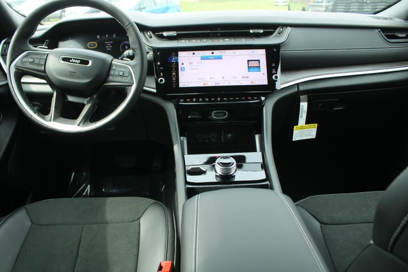 Jeep Grand Cherokee Vehicle Image 05