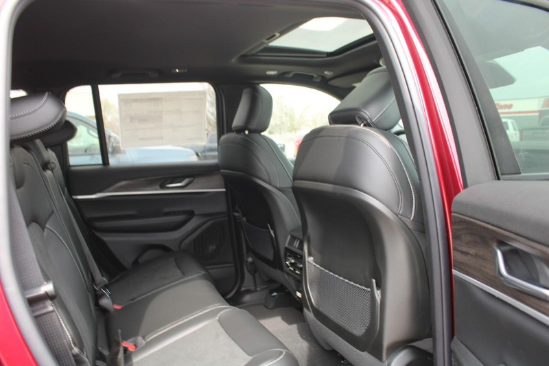 Jeep Grand Cherokee Vehicle Image 04