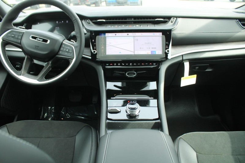 Jeep Grand Cherokee Vehicle Image 05