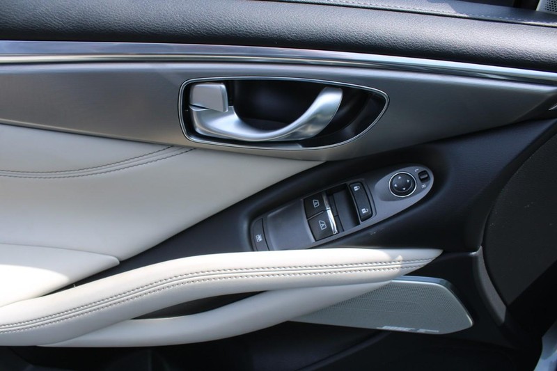 INFINITI Q60 Vehicle Image 09
