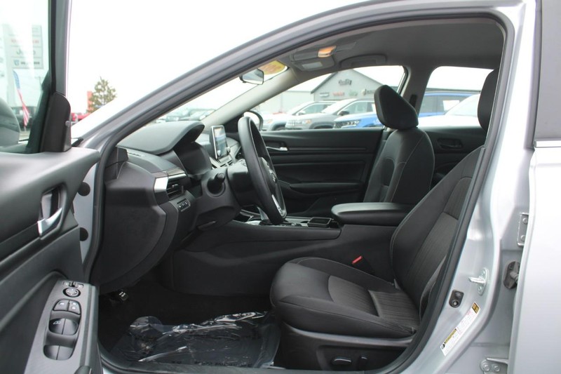 Nissan Altima Vehicle Image 08