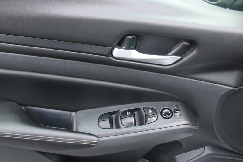 Nissan Altima Vehicle Image 09