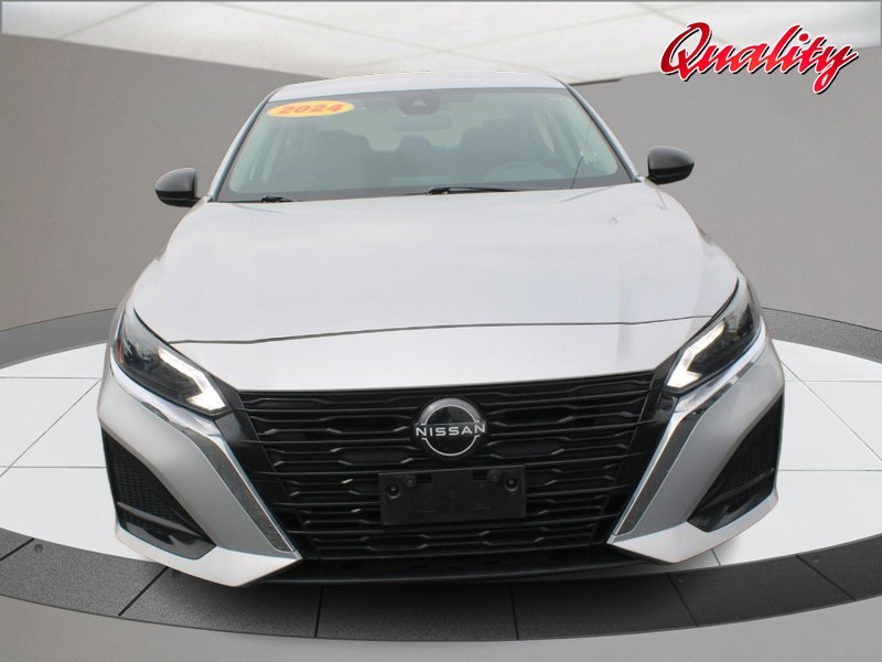 Nissan Altima Vehicle Image 10