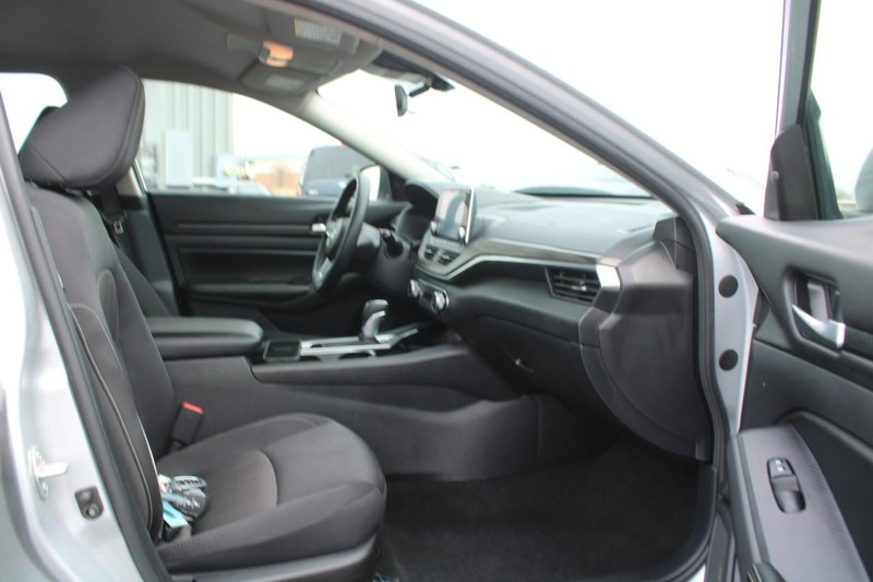 Nissan Altima Vehicle Image 11