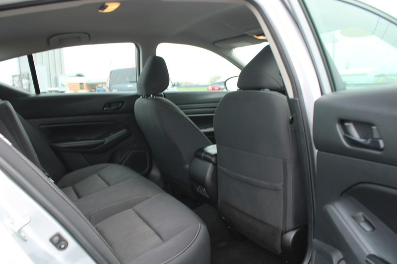 Nissan Altima Vehicle Image 12