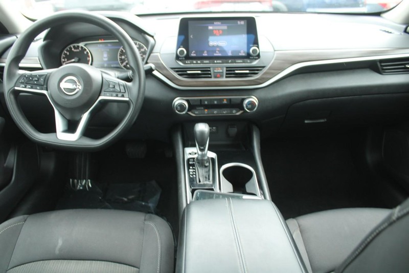 Nissan Altima Vehicle Image 13