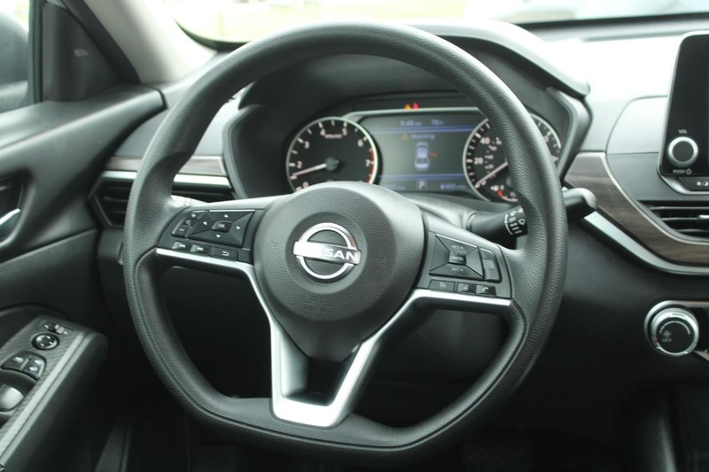 Nissan Altima Vehicle Image 14