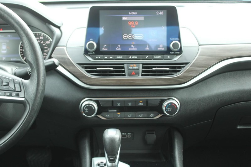 Nissan Altima Vehicle Image 15