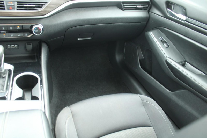 Nissan Altima Vehicle Image 16
