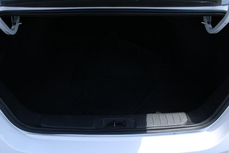 Nissan Sentra Vehicle Image 06