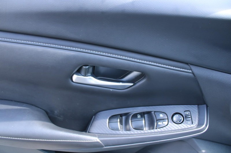 Nissan Sentra Vehicle Image 09