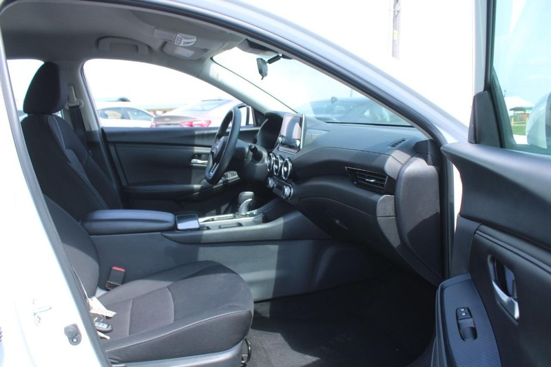 Nissan Sentra Vehicle Image 11