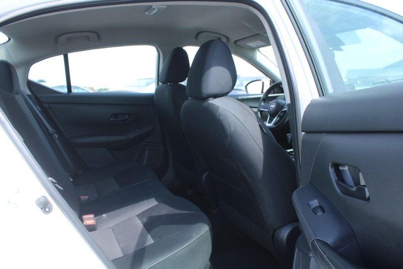 Nissan Sentra Vehicle Image 12