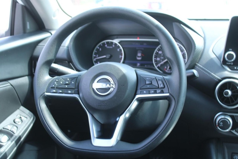 Nissan Sentra Vehicle Image 14