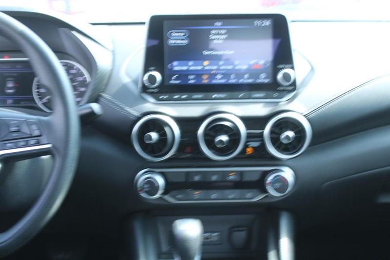 Nissan Sentra Vehicle Image 15