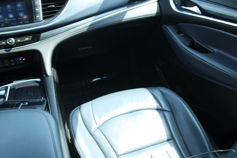Buick Enclave Vehicle Image 16