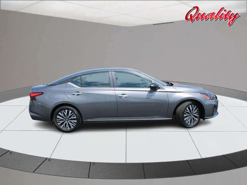 Nissan Altima Vehicle Image 02