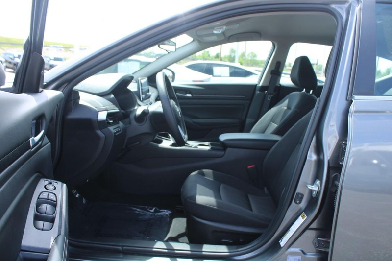 Nissan Altima Vehicle Image 08