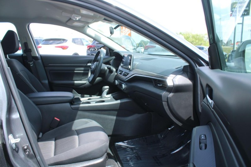 Nissan Altima Vehicle Image 11