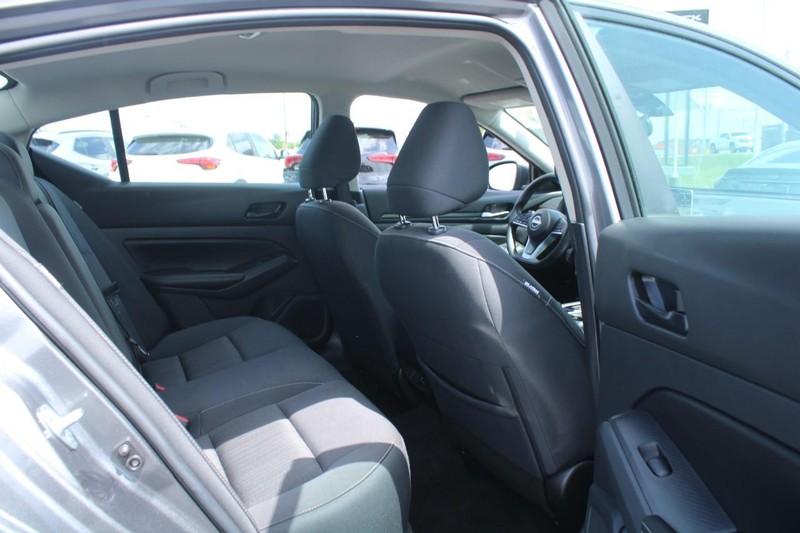 Nissan Altima Vehicle Image 12