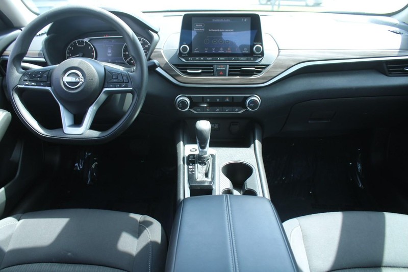 Nissan Altima Vehicle Image 13
