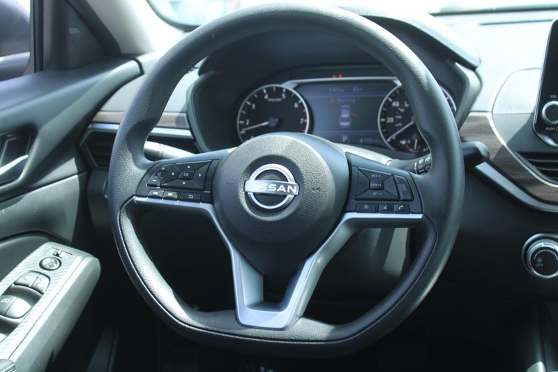 Nissan Altima Vehicle Image 14