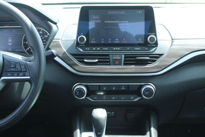 Nissan Altima Vehicle Image 15