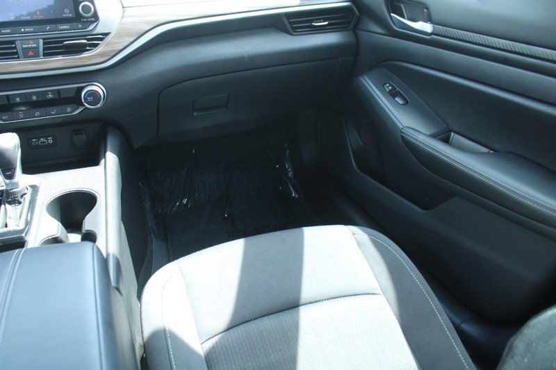 Nissan Altima Vehicle Image 16