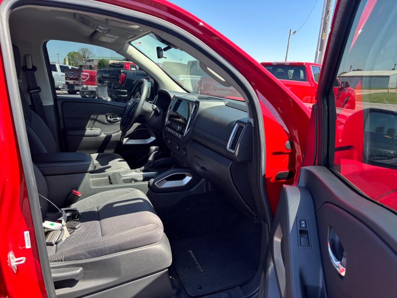 Nissan Frontier Vehicle Image 13