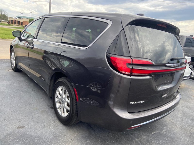 Chrysler Pacifica Vehicle Full-screen Gallery Image 04