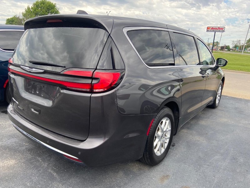 Chrysler Pacifica Vehicle Full-screen Gallery Image 05