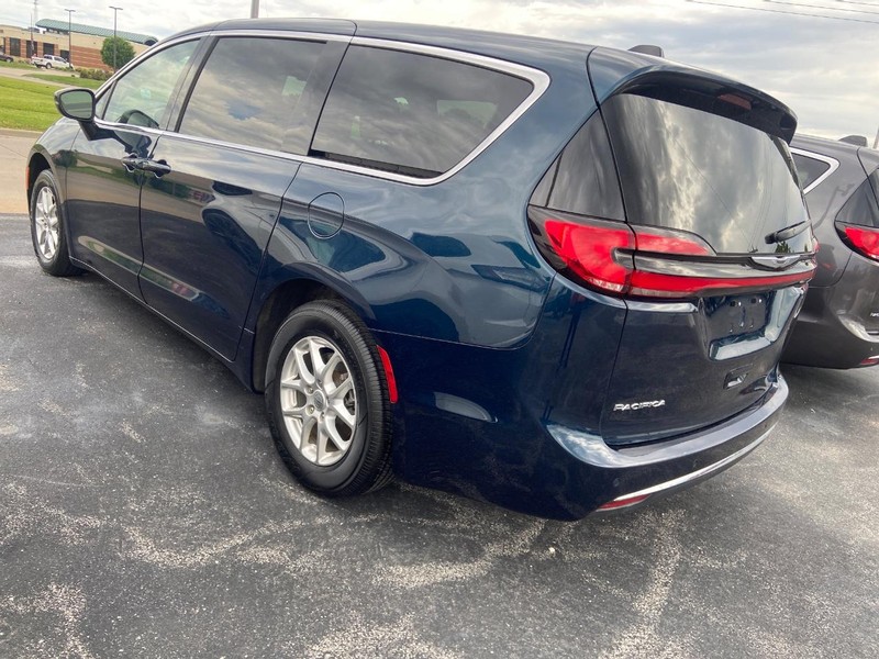 Chrysler Pacifica Vehicle Full-screen Gallery Image 04