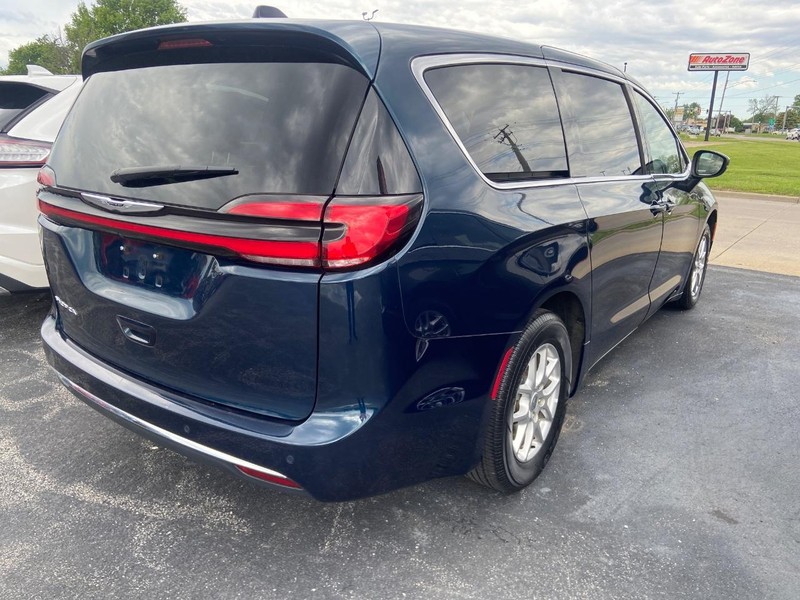 Chrysler Pacifica Vehicle Full-screen Gallery Image 05