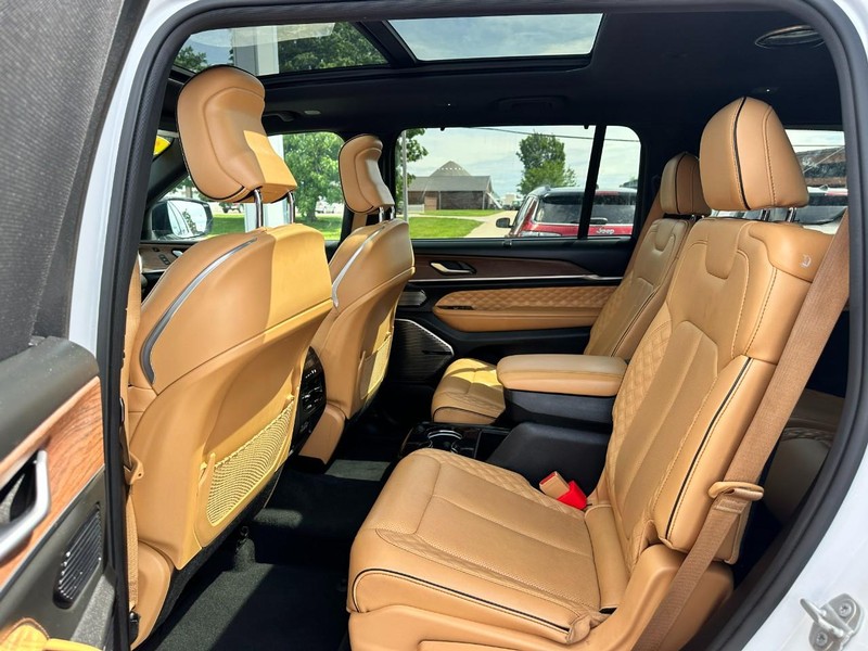 Jeep Grand Cherokee L Vehicle Image 09