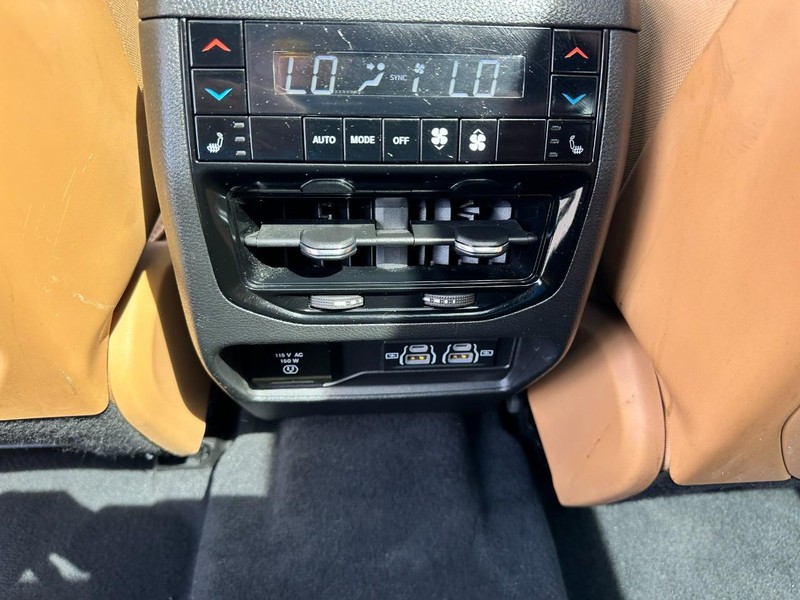 Jeep Grand Cherokee L Vehicle Image 11