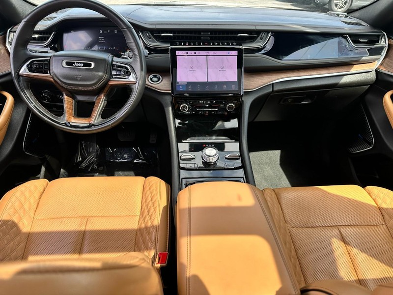 Jeep Grand Cherokee L Vehicle Image 13