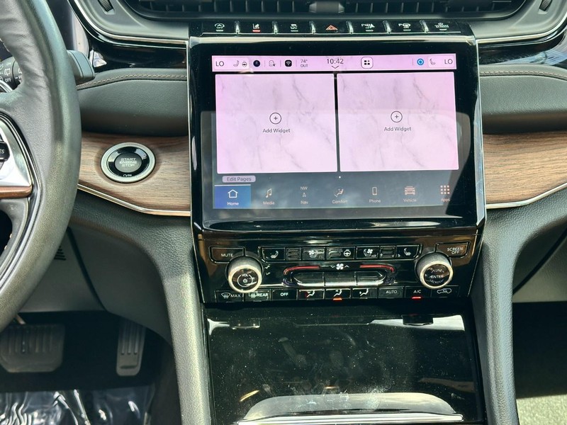 Jeep Grand Cherokee L Vehicle Image 15