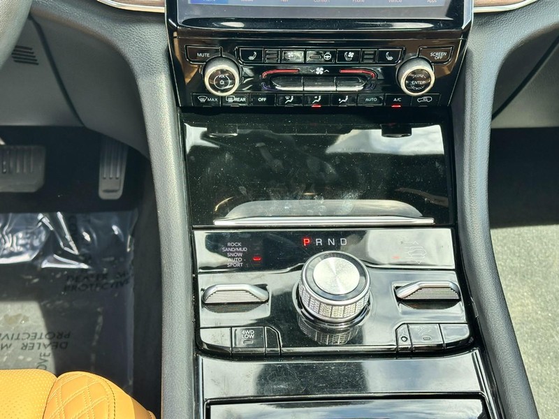 Jeep Grand Cherokee L Vehicle Image 16