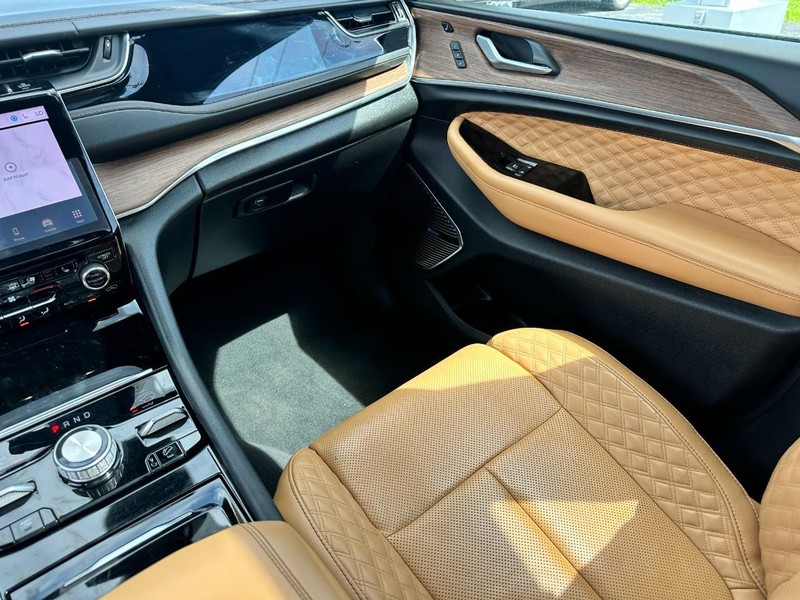 Jeep Grand Cherokee L Vehicle Image 17