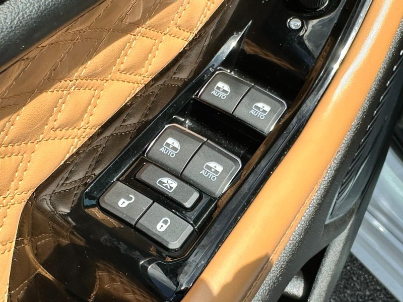Jeep Grand Cherokee L Vehicle Image 18