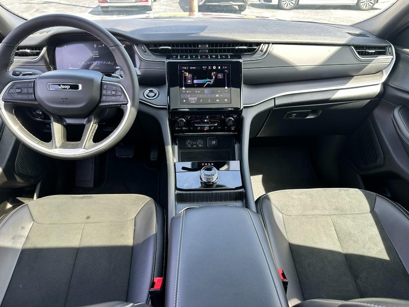 Jeep Grand Cherokee Vehicle Image 11