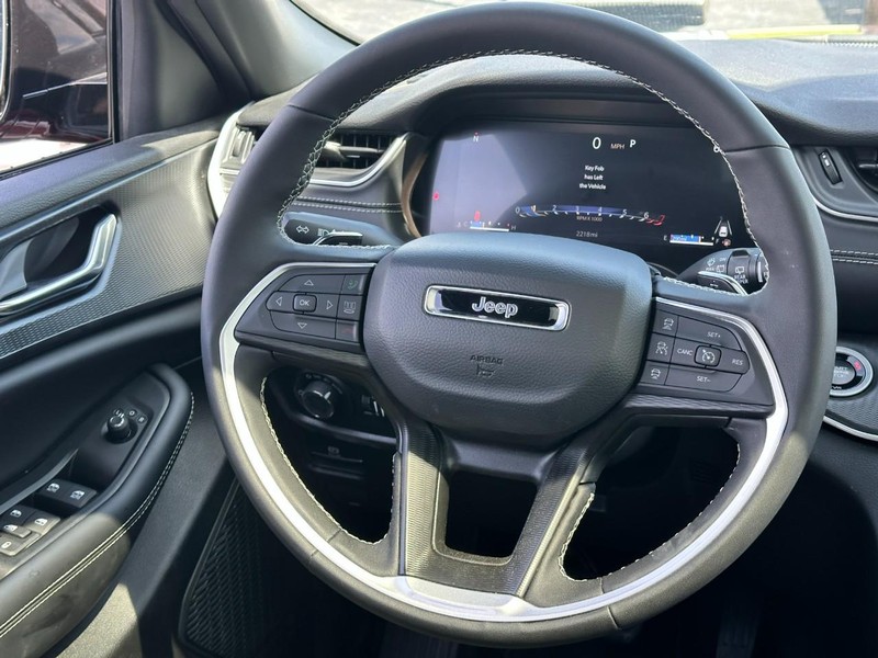 Jeep Grand Cherokee Vehicle Image 12