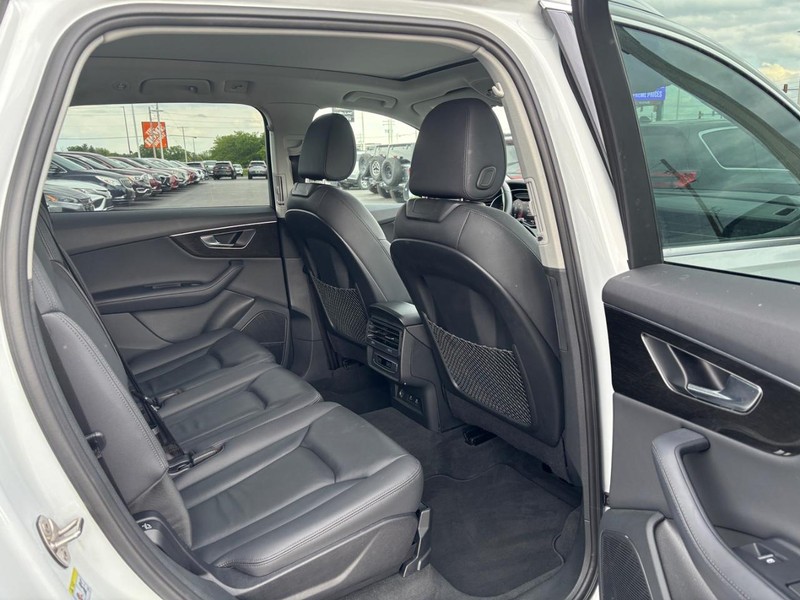 Audi Q7 Vehicle Image 12