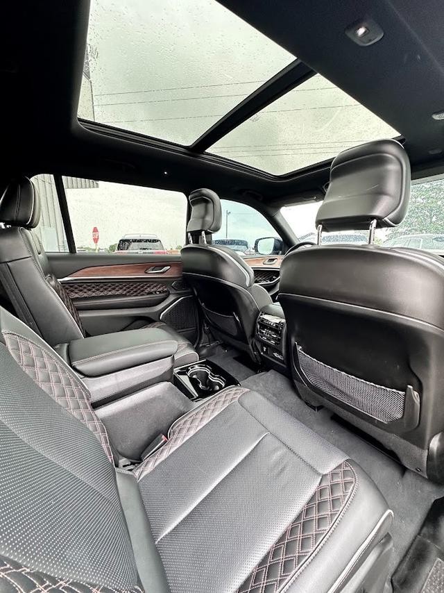 Jeep Grand Cherokee L Vehicle Image 14