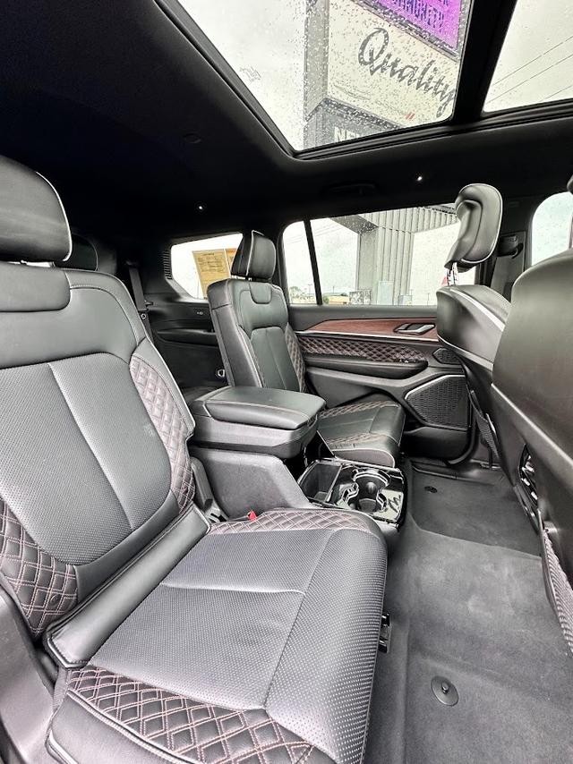 Jeep Grand Cherokee L Vehicle Image 15