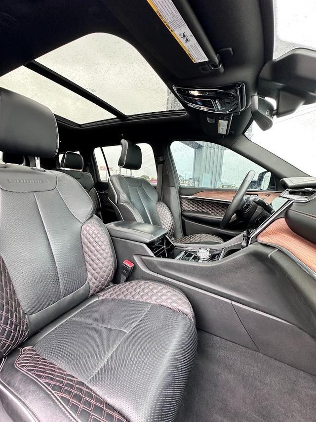 Jeep Grand Cherokee L Vehicle Image 17