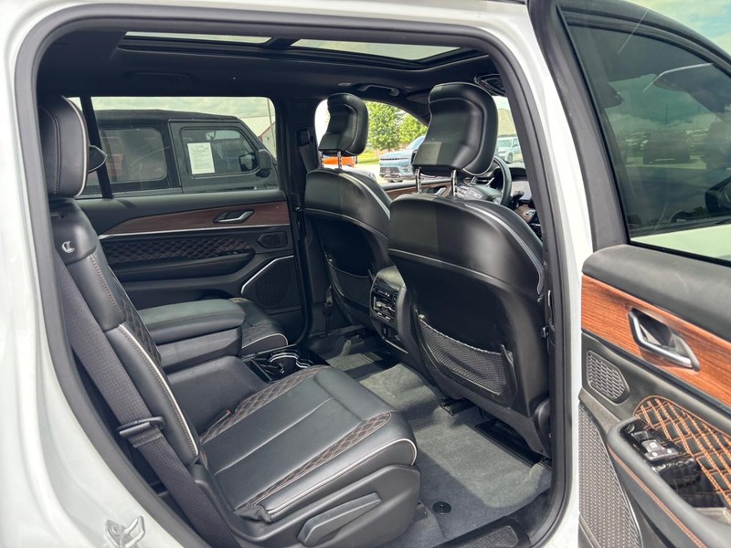 Jeep Grand Cherokee L Vehicle Image 13