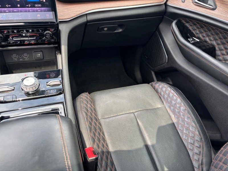 Jeep Grand Cherokee L Vehicle Image 17